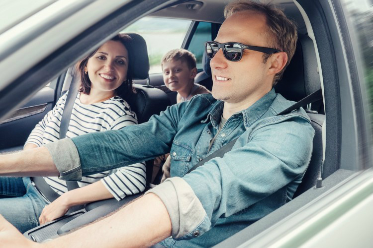 Respeitar a capacidade máxima do veículo é fundamental para evitar a distração do motorista / Crédito: Shutterstock