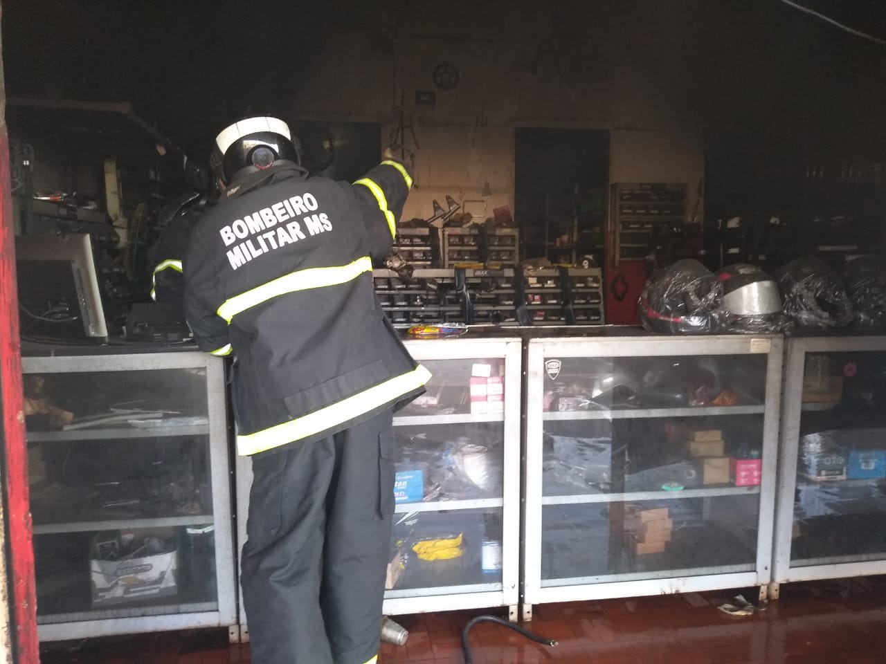 Incêndio atinge oficina de moto em Dourados