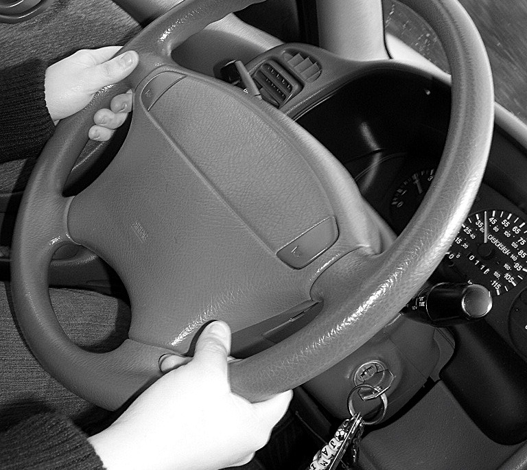 Vibração no volante está entre os sinais que podem indicar comprometimento da caixa de direção. Foto: Freeimages.com