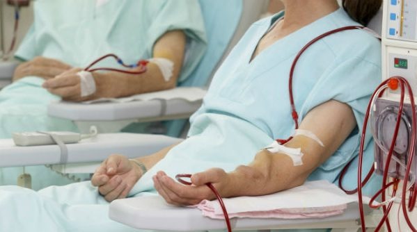 Hemodiálise é um procedimento através do qual uma máquina limpa e filtra o sangue, ou seja, faz parte do trabalho que o rim doente não pode fazer. 
