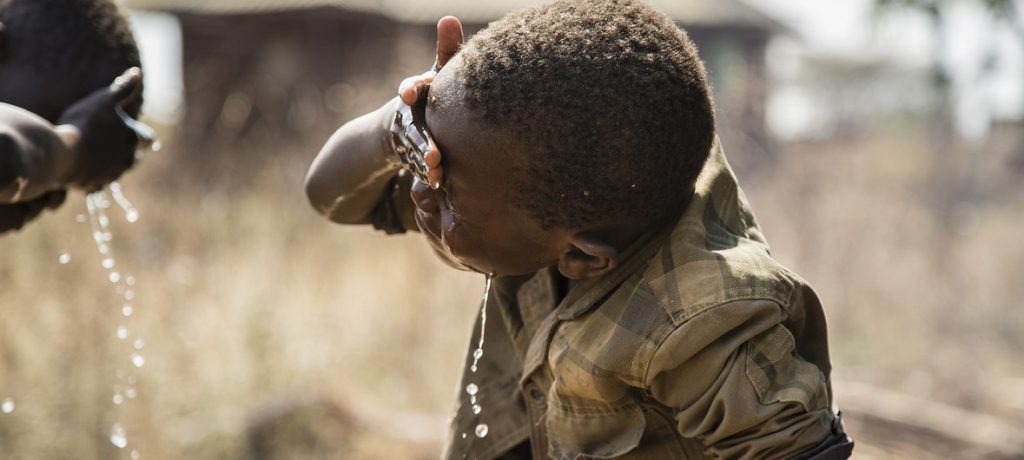 Criança lava o rosto no Sudão do Sul (2018). Foto: UNICEF/Meyer