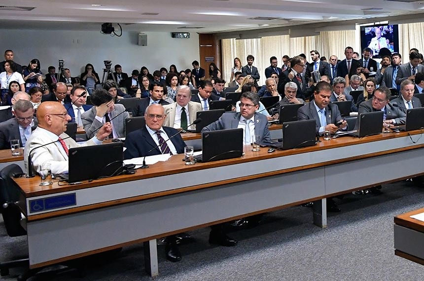 Relator da proposta, Esperidião Amin explicou aos senadores mudanças propostas no textoGeraldo Magela/Agência Senado