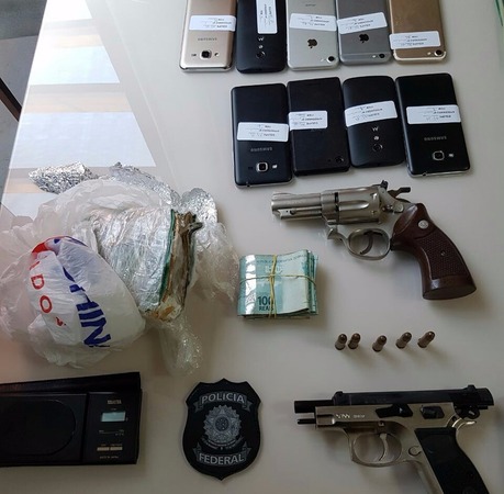 Armas, drogas e celulares apreendidos com membros de uma mesma família