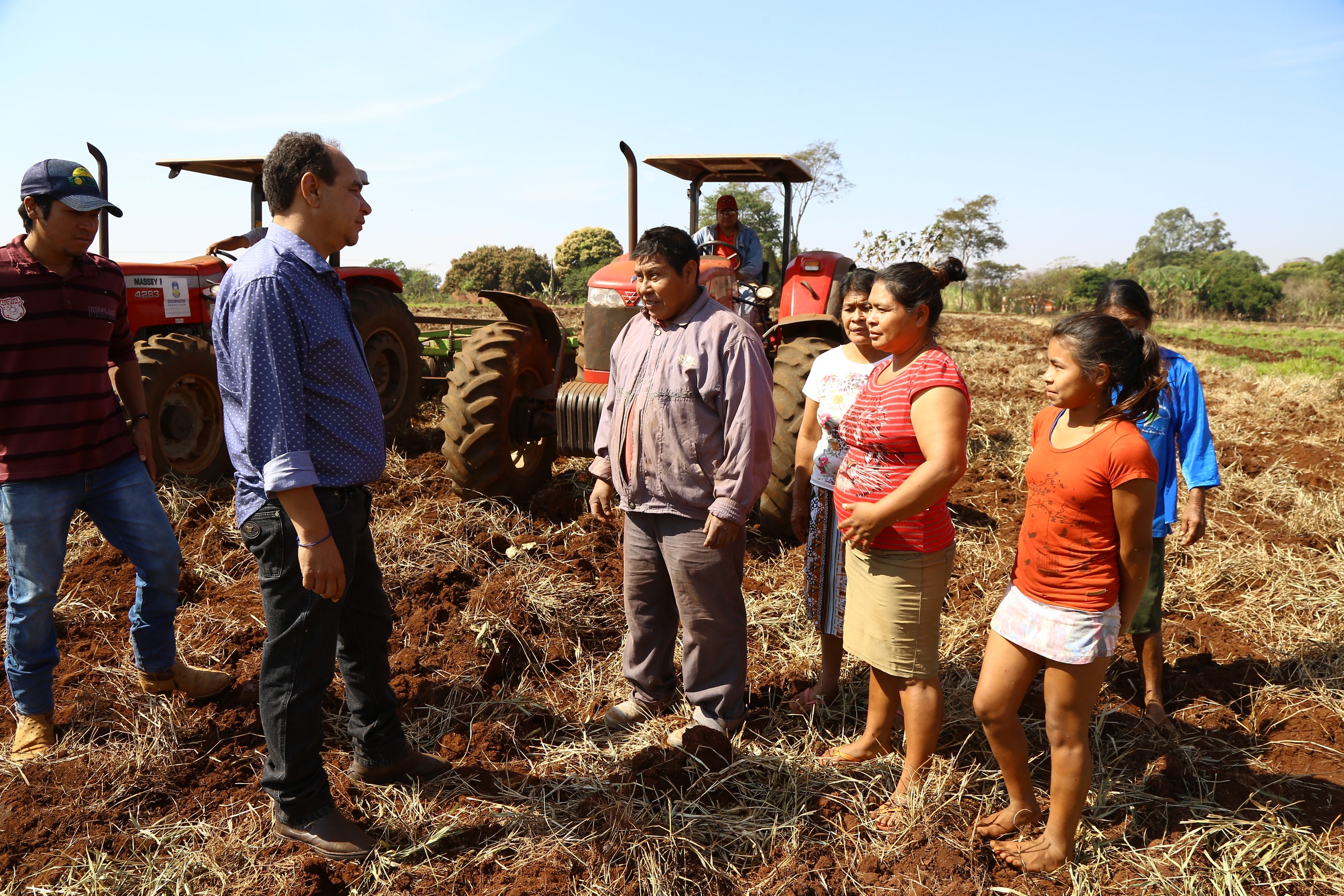 Secretário de Agricultura Familiar, Marcos Soares, acompanhando o preparo do solo, na manhã desta quinta, na Aldeia Bororo