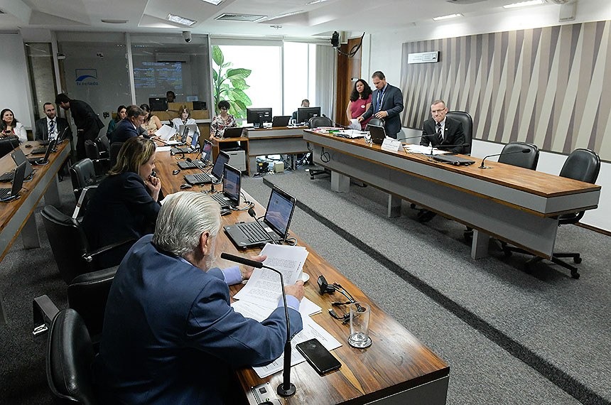 Reunião da Comissão de Meio Ambiente, comandada pelo senador Fabiano Contarato, decidiu convidar especialistas para debates sobre proteção ao meio ambiente pelo produtor rural e sobre mudança climáticaRoque de Sá/Agência Senado
