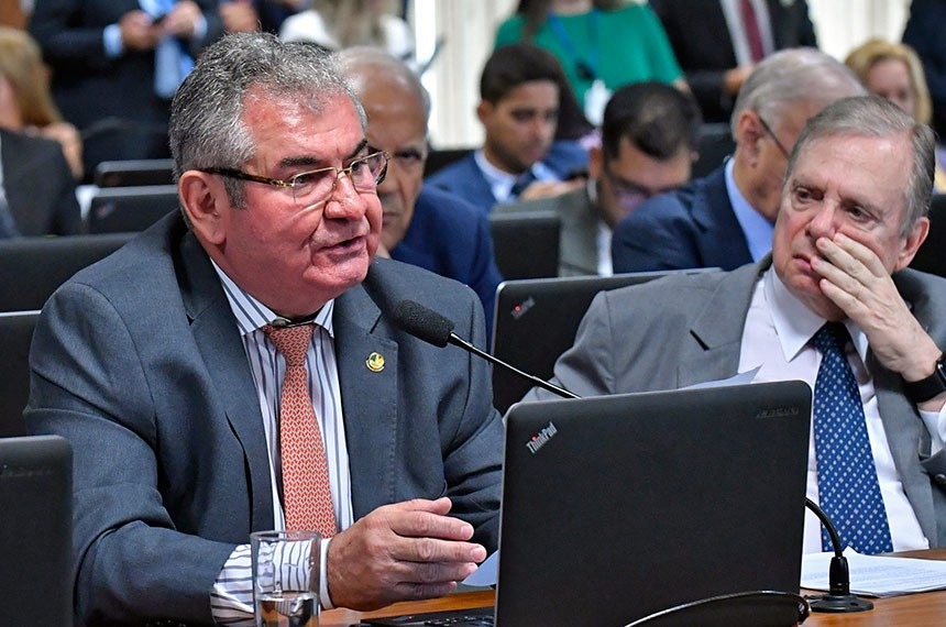 O senador Angelo Coronel (à esq.) é autor do projeto que propõe acabar com as cotas para mulheres nas eleiçõesGeraldo Magela/Agência Senado