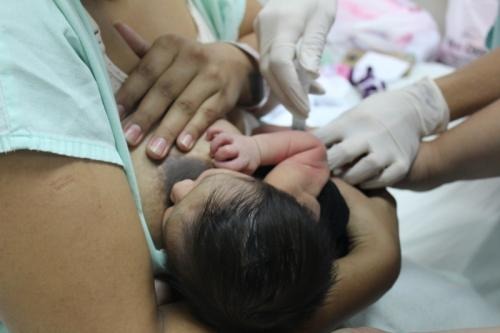 A prática conhecida como “mamanalgesia” consiste em amamentar a criança antes, durante e depois da aplicação da vacina, e é indicada, inclusive, pela OMS