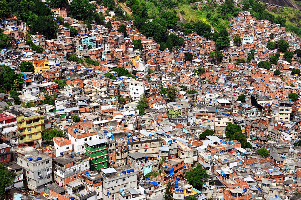 O Brasil registrou um aumento da pobreza monetária de aproximadamente 3 pontos percentuais entre 2014 e 2017, de acordo com o Banco Mundial. Foto: Wikimedia Commons / chensiyuan (CC)