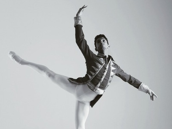 O bailarino Vitor Augusto é formado na mundialmente conceituada Escola do Teatro Bolshoi, originada na Rússia (foto: Chico Maurente)
