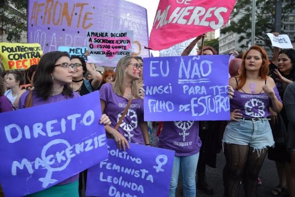 Mulheres protestam contra PEC 181 que pode criminalizar o aborto, na Avenida Paulista Rovena Rosa/Agência Brasil
