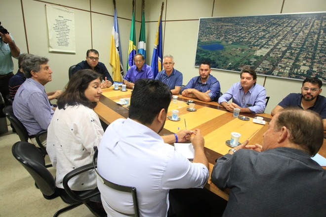 Vereadores durante reunião com a prefeita e o vice-governador do EstadoFoto: Thiago Morais