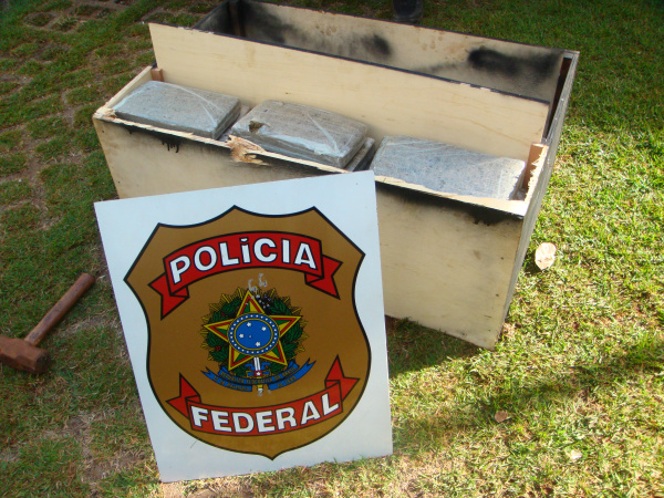 Droga  estava acondicionados em uma caixa de auto falante e nas laterais do veículo (foto: Divulgação/PF)