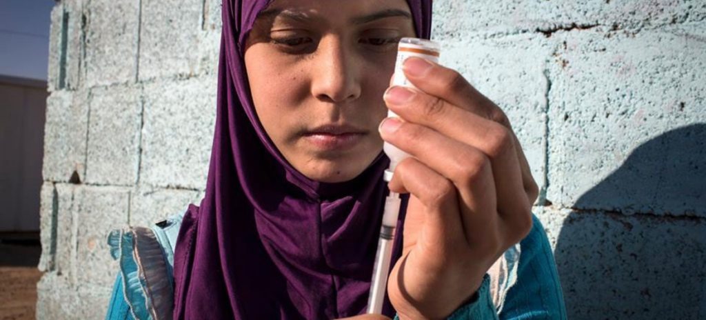 Raghad, que vive em um campo de refugiados na Jordânia, sofre de diabetes tipo 1 e precisa de administração diária de insulina. No entanto, ela tem dificuldades para manter o hormônio refrigerado no verão devido à limitada capacidade de energia elétrica do local. Foto: OMS/T. Habjouqa