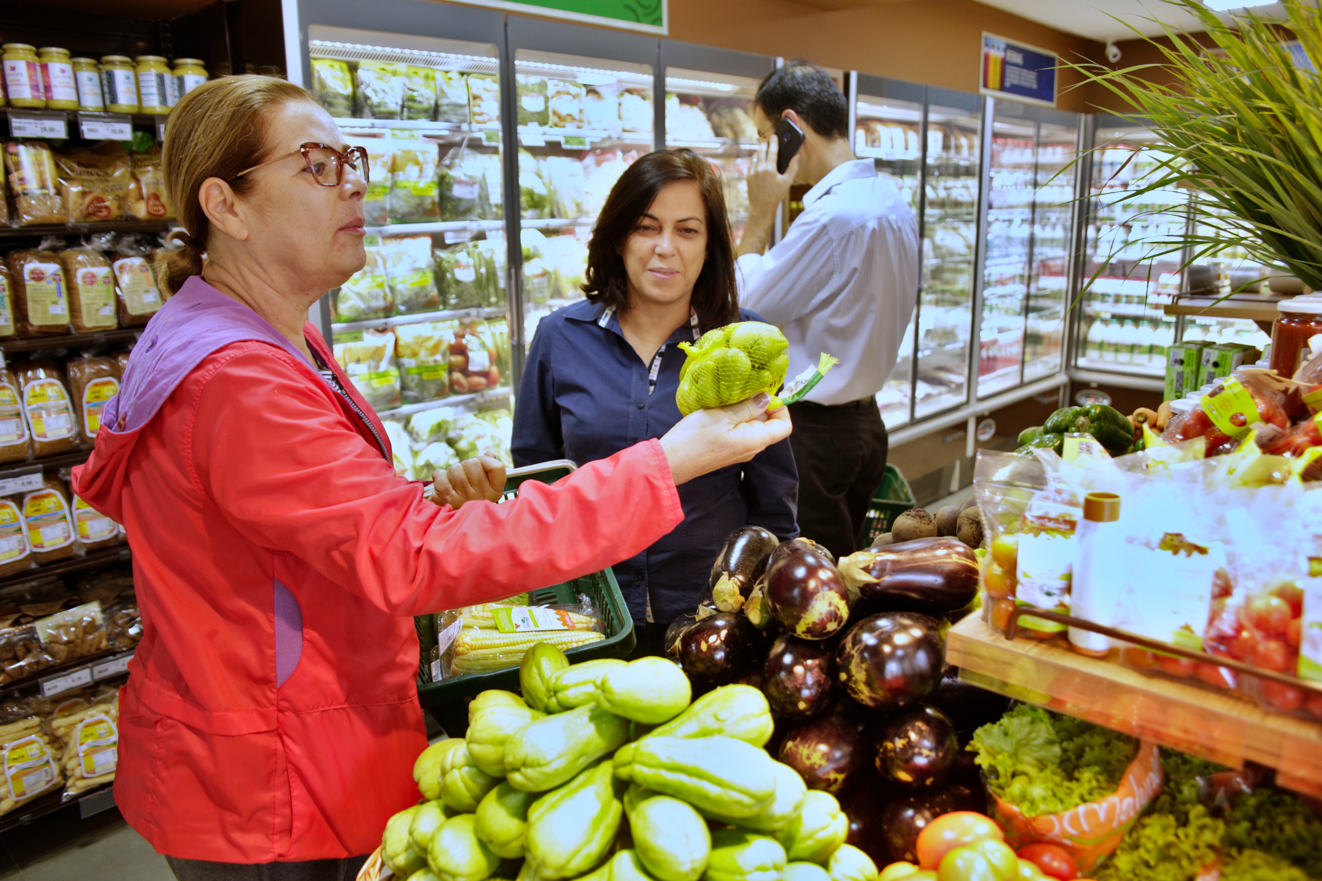 Sara Agra, opção pelos orgânicos no supermercado. (Foto: Guilherme Martimon/Mapa) 