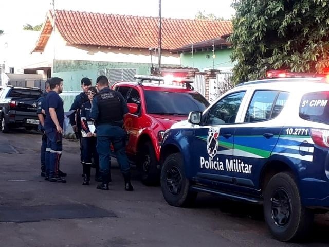 Viaturas da PM e dos bombeiros em frente á casa onde ocorreu o crime. (Foto: Clayton Neves/Campo Grande News)