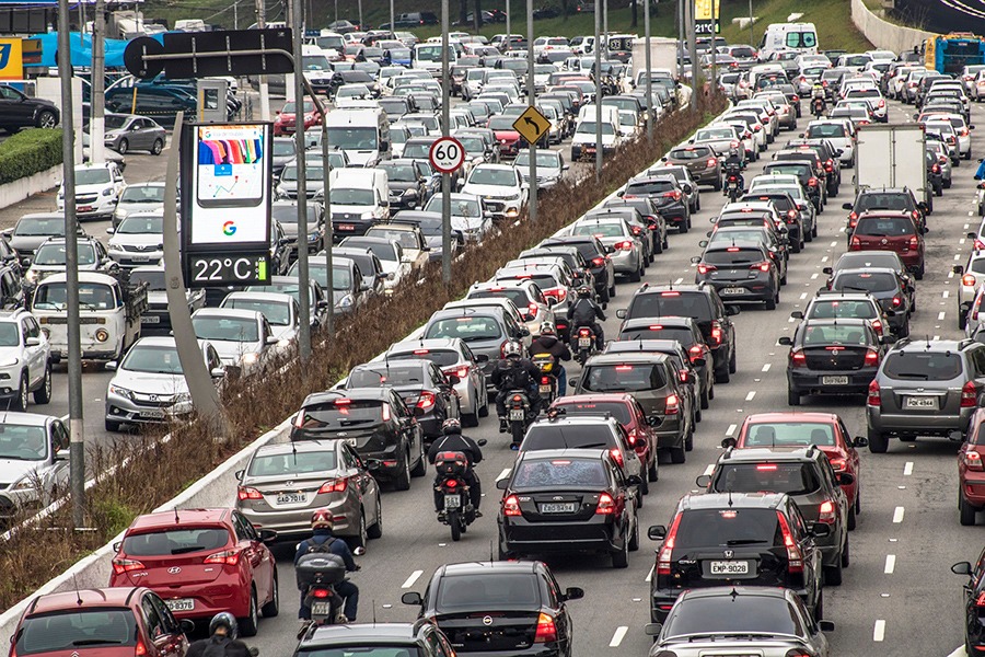 Motoristas devem redobrar a atenção com o aumento do tráfego nas estradas no final de ano. Foto: iStock