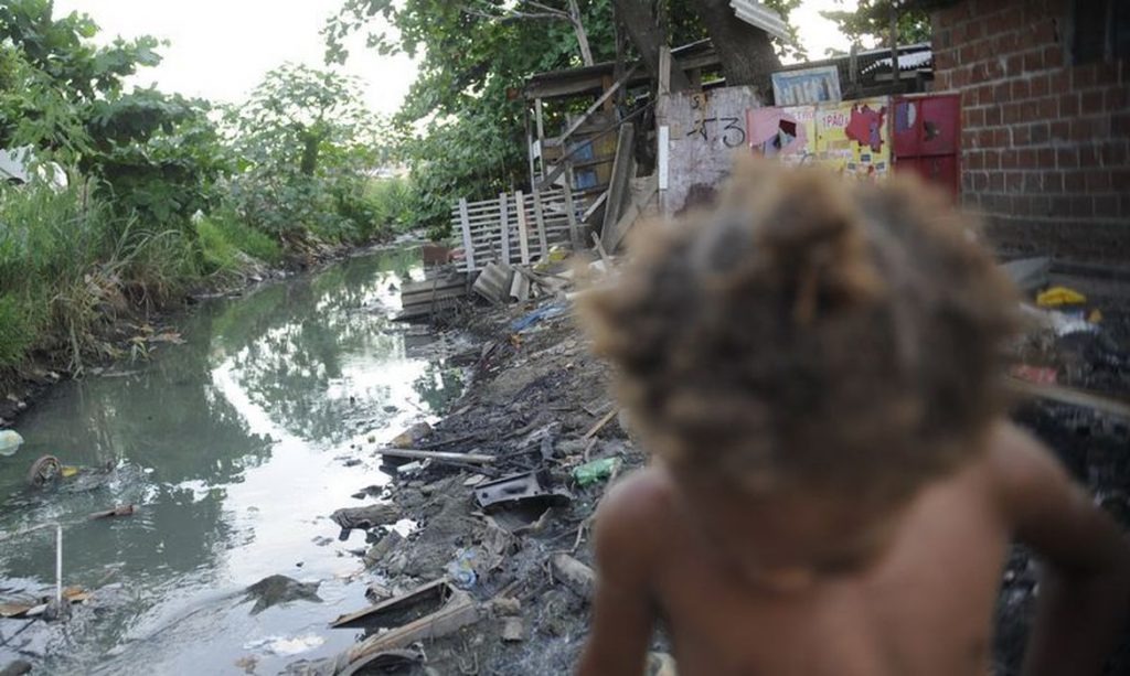 Criança no Complexo da Maré, no Rio de Janeiro (RJ). Foto: Agência Brasil/Fernando Frazão