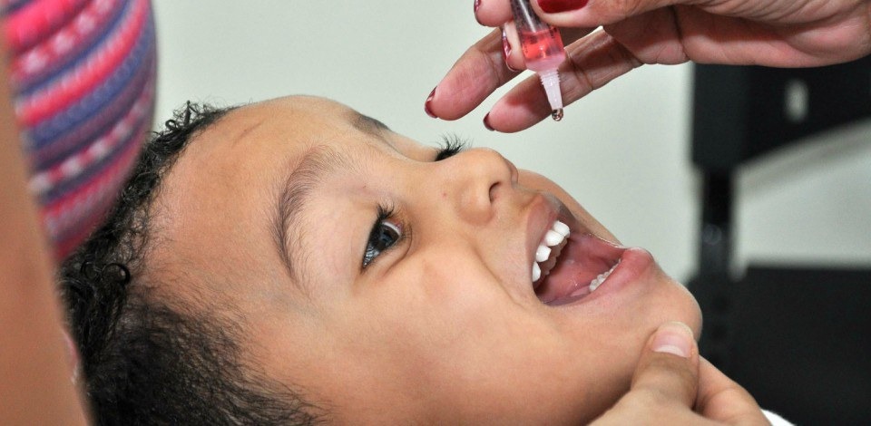 Vacinação contra o sarampo é feita via oral, por gotinhas - Foto: Ricardo Lima/Prefeitura de Contagem (MG)