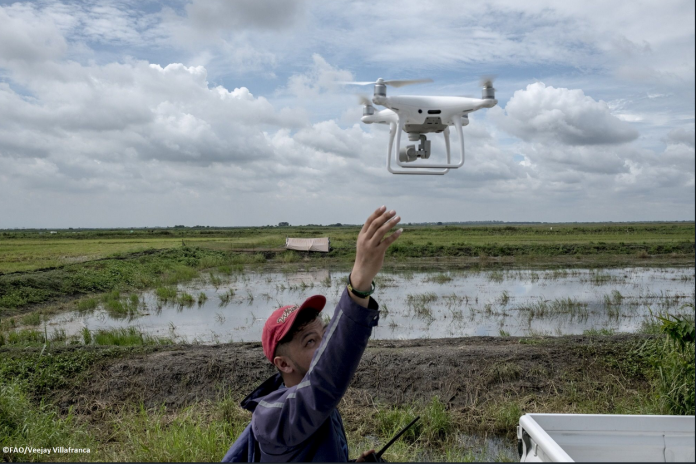 Uso de drones ajuda a monitorar impacto de desastres naturais em zonas agrícolas. Foto: FAO/Veejay Villafranca