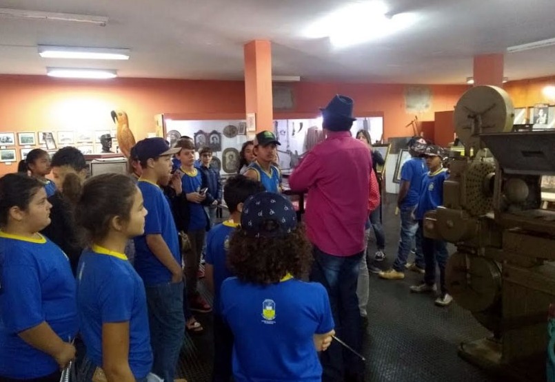 Estudantes do 6º ano da Escola Municipal Coronel Firmino Vieira de Matos, em passeio cultural