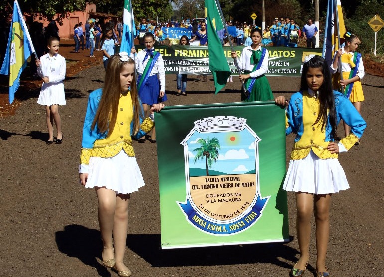 A FrotaDesfile cívico em Macaúba, distrito do Guassu, reúne autoridades e todas as escolas de campo de Dourados