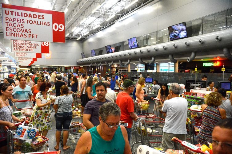 Consumidores se mostram mais cautelosos quando vão ao comércio (Arquivo/Tânia Rêgo/Agência Brasil)