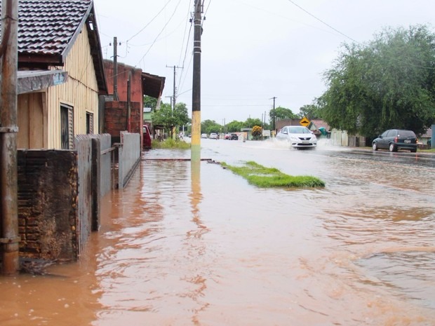 Em 2015 Rio Dourados transbordou e água invadiu casas na entrada da cidade de Fátima do SulFoto: Arquivo