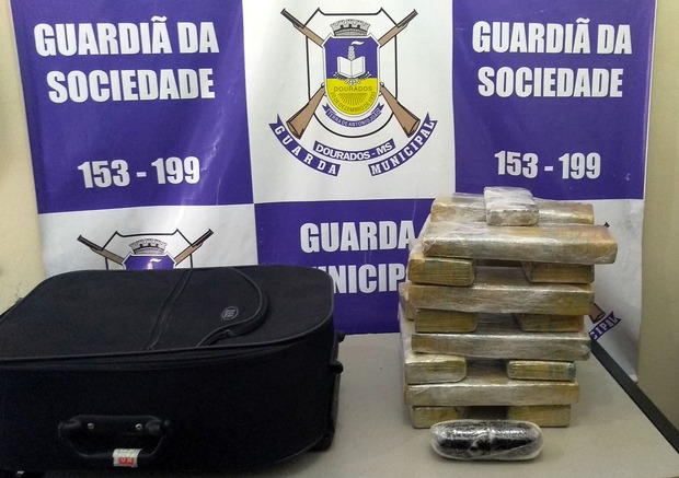 Guarda Municipal apreendeu droga com passageiro.(Cido Costa/DouradosAgora)