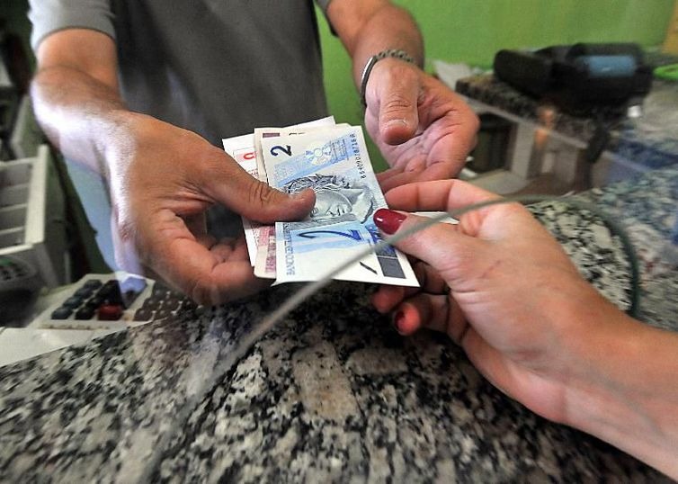 Dinheiro já poder recebido por trabalhadores na rede bancária       foto - Arquivo/Marcello Casal Jr./Agência Brasil