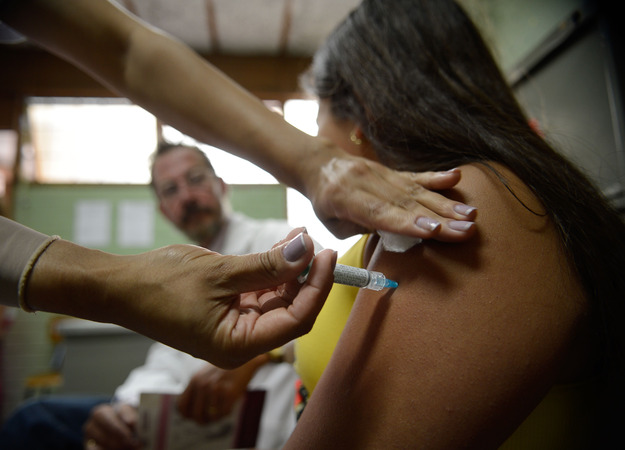 A vacina HPV previne vários tipos de cânceres contribuindo com a redução da incidência em mulheres e homens foto - Marcelo Camargo/Agência Brasil