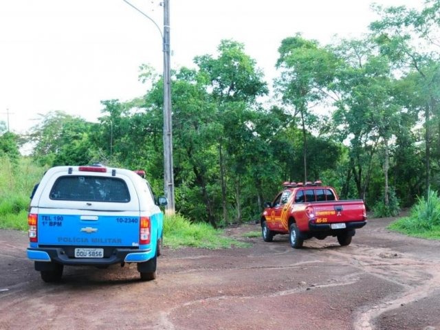 Viaturas da PM e Corpo de Bombeiros nas imediações da Cachoeira do Ceuzinho, onde corpo foi achadoFoto: Campo grande News