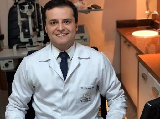 O médico oftalmologista Alexandre Fialho comandou o primeiro procedimento cirúrgico da regiãofoto - divulgação