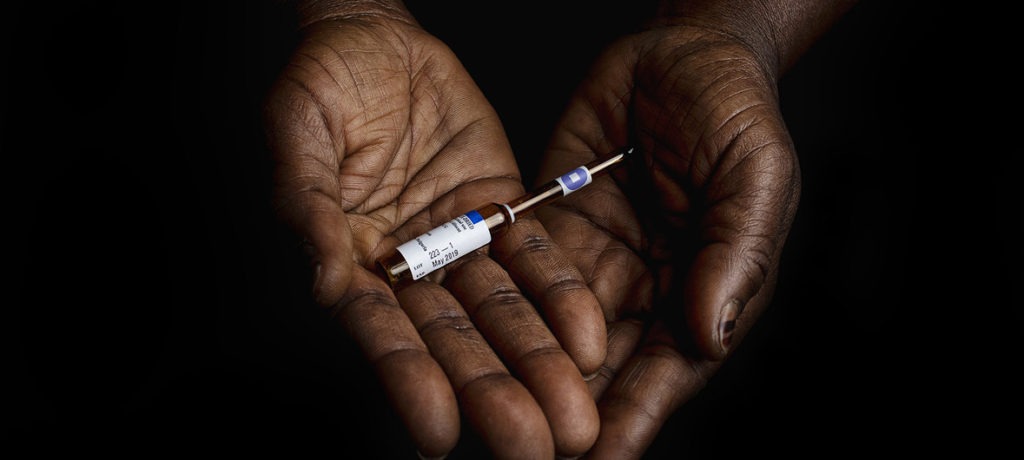 Vacina BCG, utilizada contra a tuberculose, é preparada em centro de saúde em Bougouni, no Mali, em março de 2018. Foto: UNICEF/Ilvy Njiokiktjien