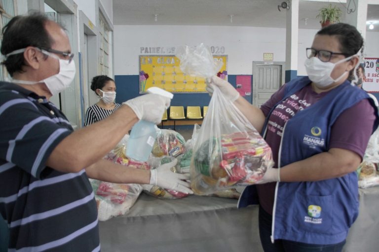 Altemar Alcântara/Prefeitura de ManausDurante a pandemia, famílias estão recebendo kits de merenda escolar