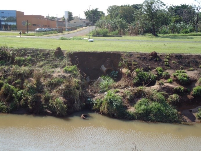 As erosões instaladas às margens do córrego ocasionam destruição da vegetação existente; causam assoreamento do rio Anhanduí, potencializando a possibilidade de alagamentos e inundações 