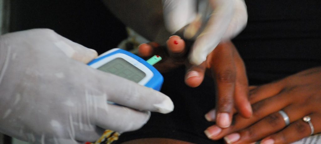 Paciente mede sua taxa de glicose no sangue. Foto: OPAS