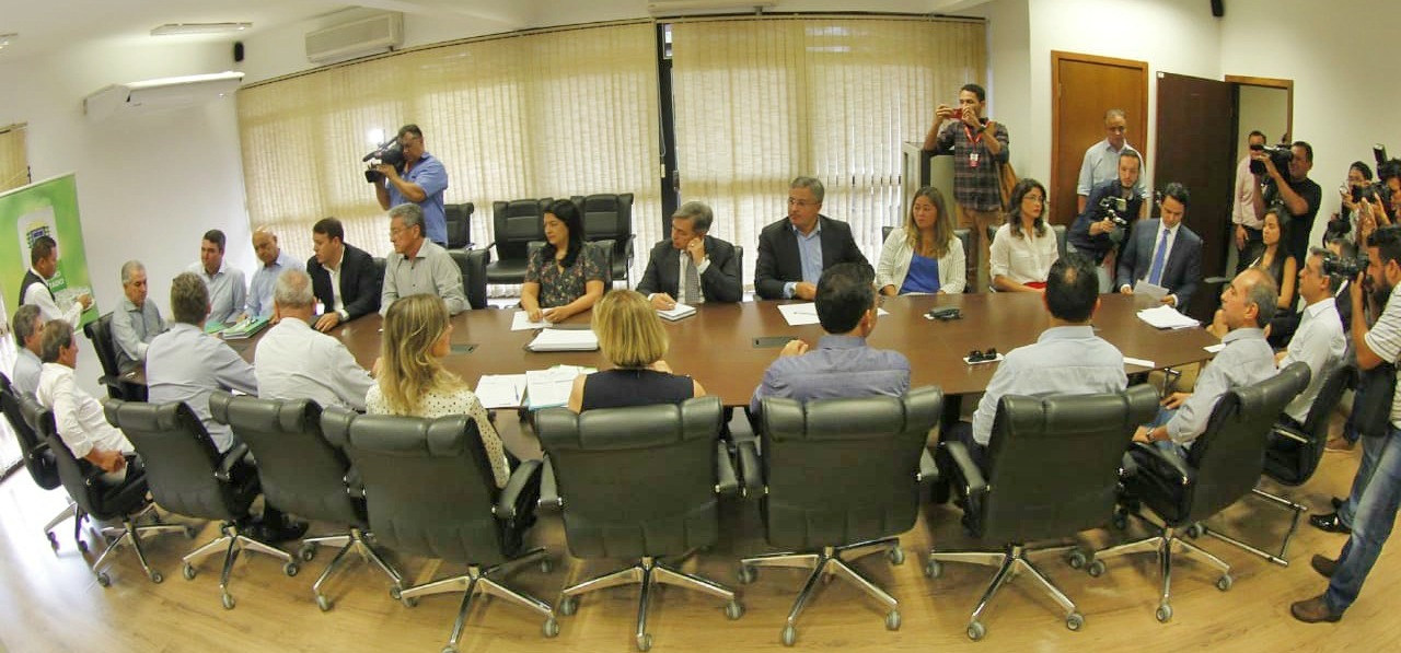 Em reunião com secretariado, ontem, governador falou sobre corte de gastosFoto: Chico Ribeiro