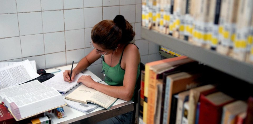 Estudantes podem optar por estudo individual ou coletivo. Mas é preciso aprender a ter foco - Foto: Arquivo/Agência Brasil