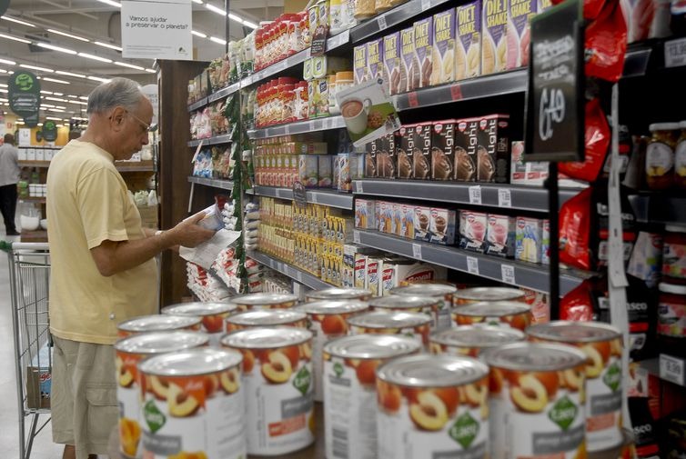Índice de Preços ao Consumidor da Terceira Idade registrou inflação de 0,69% no terceiro trimestre, inferior aos 2,3% do segundo trimestre    (Arquivo/Agência Brasil)