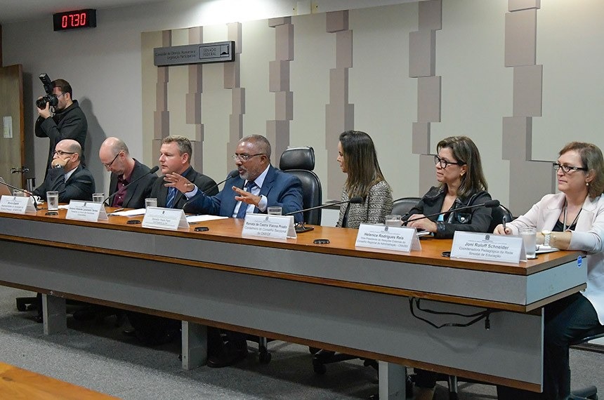 Paulo Paim (ao centro) coordena debate com representantes de instituições comunitárias de ensino superiorGeraldo Magela/Agência Senado