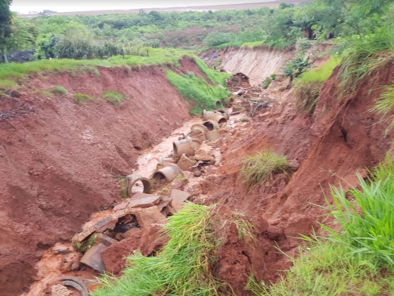 Erosão avança e põe em risco moradiasfoto  - A Gazetanews 
