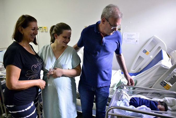 Geraldo Resende durante visita  na maternidade do HU em Dourados 