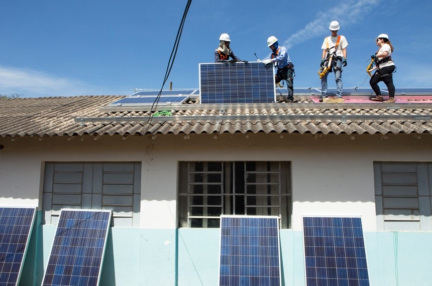 Instalação de painéis solares em escola municipal de Uberlândia, Minas GeraisOtávio Almeida/Greenpeace