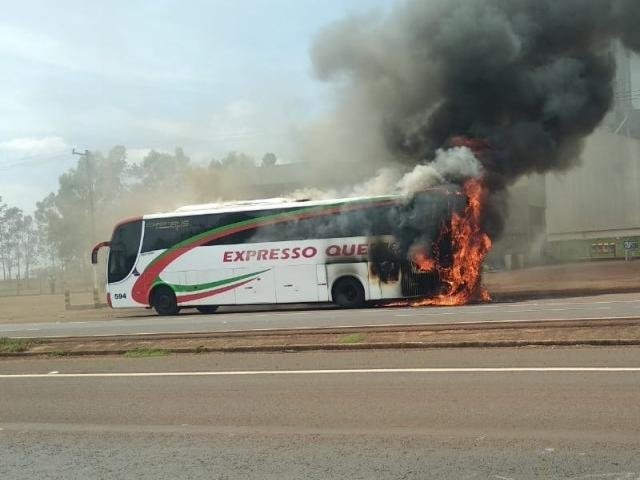Ônibus pega fogo na BR-163 e passageiros não ficam feridos