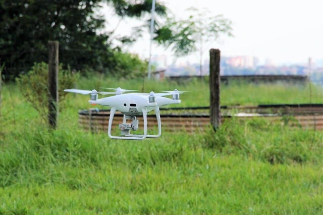 Embrapa/Graziella Galinari / Uso de drone em experimento da Embrapa
