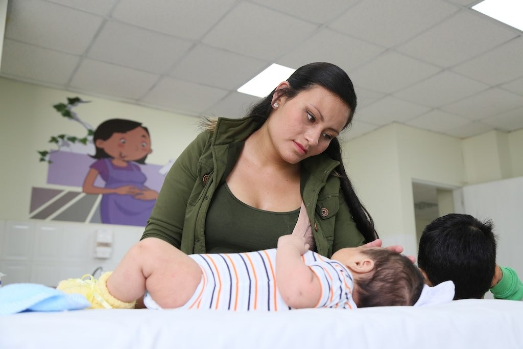 Mãe e filho no Equador para a aplicação da vacina contra a pólio. Foto: OPAS