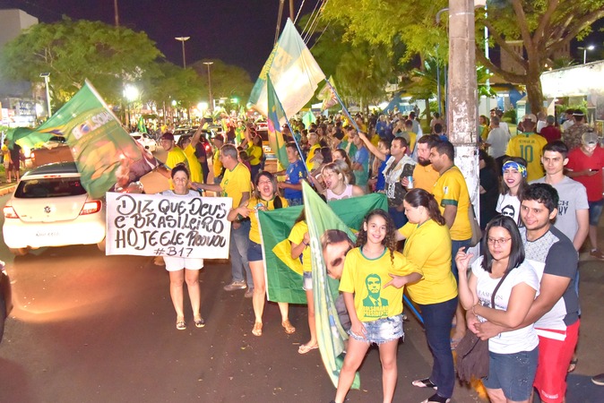 Carreata na área central de Dourados reuniu milhares de eleitores  para comemorar resultadoFoto: Marcos Ribeiro