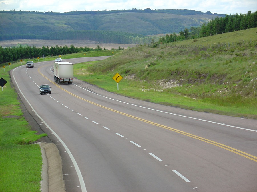 De acordo com o CTB, em vias com faixas de mesmo sentido, as da direita são destinadas aos veículos mais lentos e de maior porte e as da esquerda para ultrapassagens. Foto: Arquivo Tecnodata
