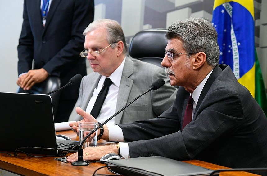 Romero Jucá (à direita de Tasso Jereissati) apresentou relatório favorável à proposta, que acabou rejeitadaMarcos Oliveira/Agência Senado