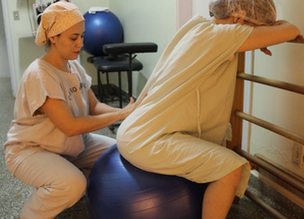 Doula  ajuda mãe com exercícios e massagens para alívio da dor durante o trabalho de parto  Foto: Assessoria de comunicação do HU